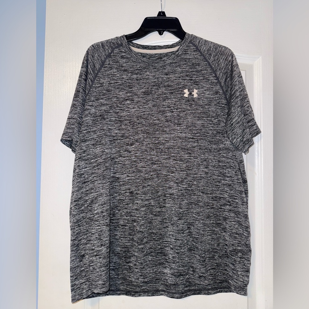 Under Armour Men's Black and Gray Tee